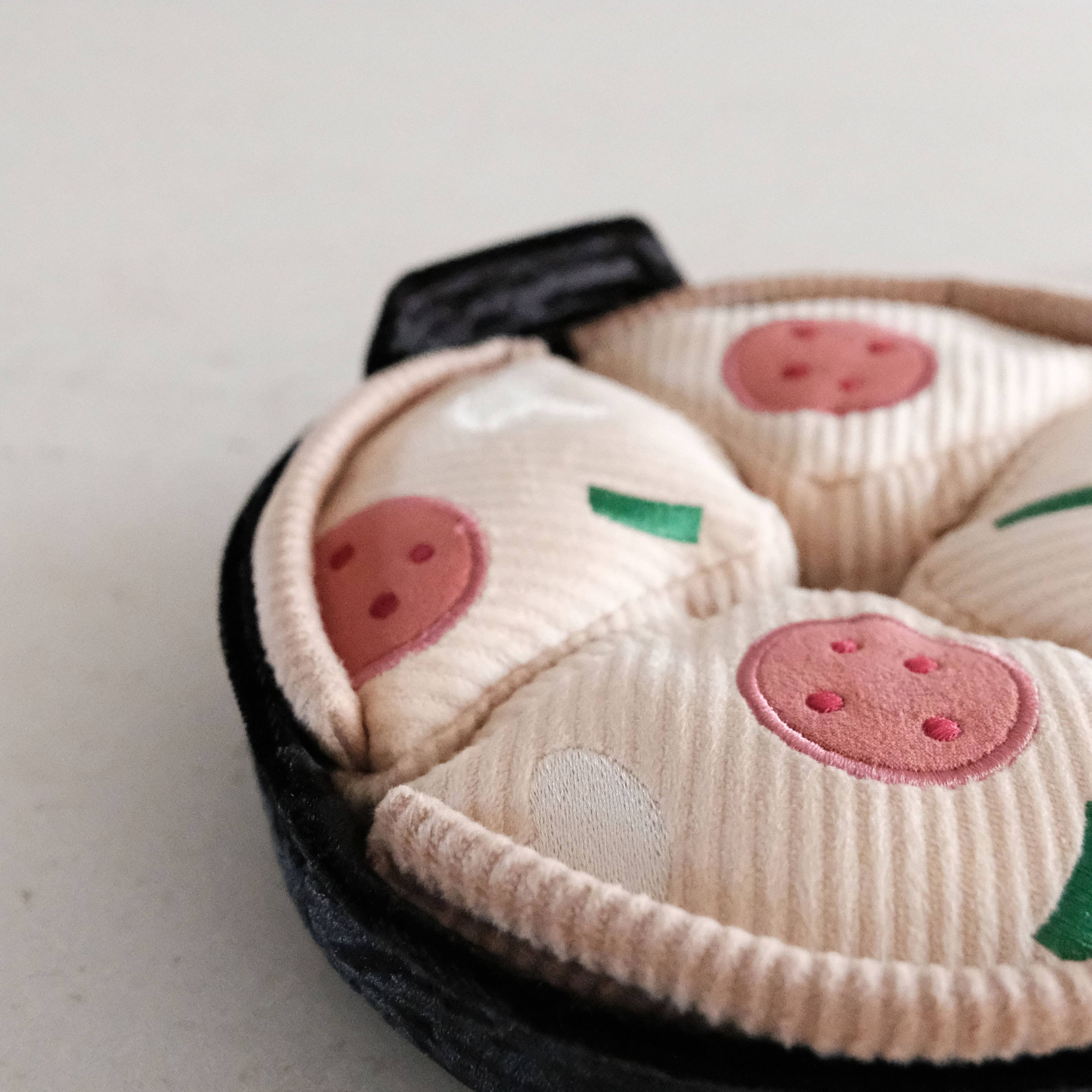 Gioco per cani 'Deep Dish Pizza' per arricchimento